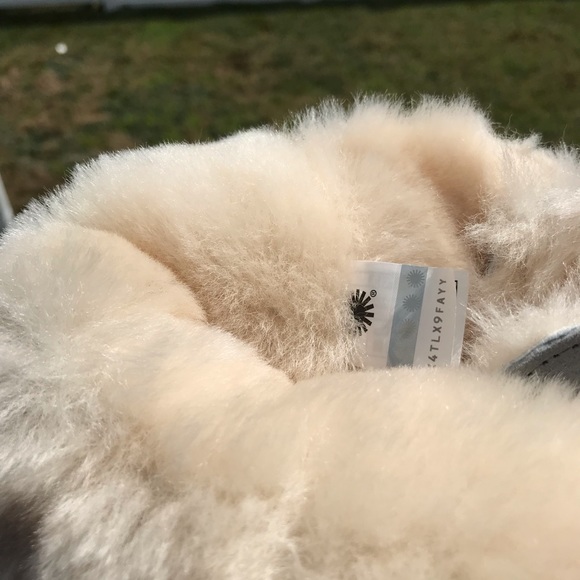 UGG Dixi Flora perf - Picture 5 of 6